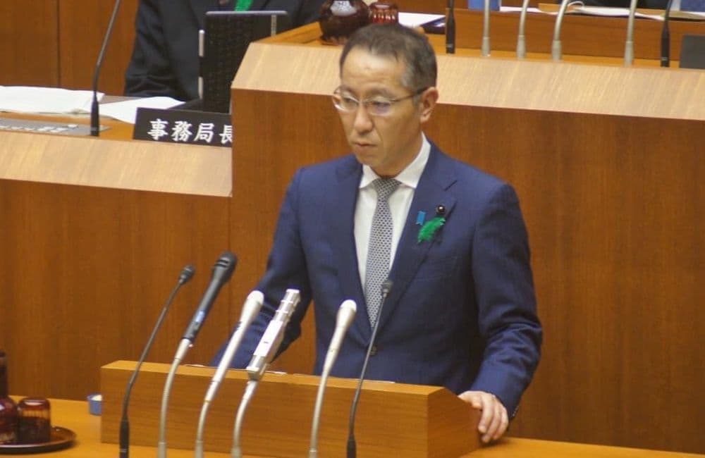 山口県議会令和6年2月定例会最終日 採決に先立ち、委員会報告を‼️ 採決では知事が提案したすべての議案、請願については委員長報告の通りに全て可決され閉会 人口減少に歯止めをかけると強い決意が表れた新規事業が目玉の新年度予算となっています。 もちろんその他の分野についても新規を含め時代にマッチした事業予算となっています。 知事と共にしっかりとすべての分野の課題解決に向けて新年度も全力で頑張ってまいります。 常に前進　すべては山口県の未来のために‼️